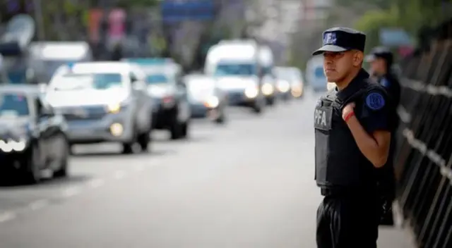 Seis personas incendiaron la casa del hombre acusado de abuso sexual. Seis personas incendiaron la casa del hombre acusado de abuso sexual.