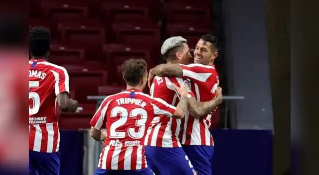 Los jugadores del Atlético celebran el tanto de Vitolo Los jugadores del Atlético celebran el tanto de Vitolo