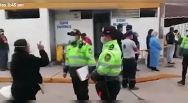 La mujer pidió entre lágrimas ayuda para su padre infectado por COVID-19. La mujer pidió entre lágrimas ayuda para su padre infectado por COVID-19.