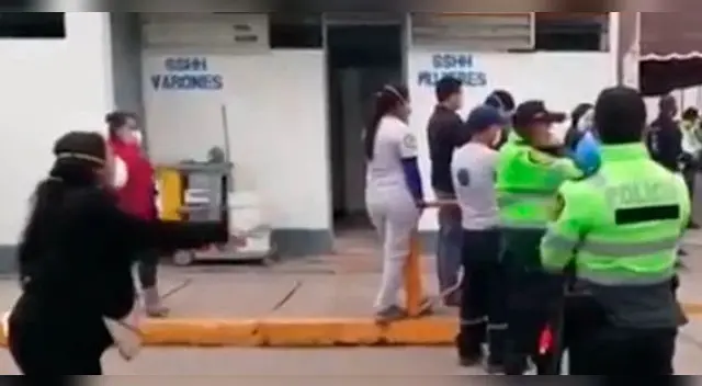 La mujer pidió entre lágrimas ayuda para su padre infectado por COVID-19. La mujer pidió entre lágrimas ayuda para su padre infectado por COVID-19.