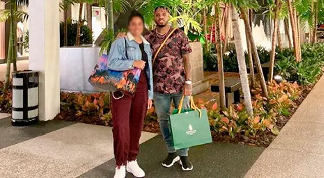 Jefferson Farfán y su hija yendo de compras.