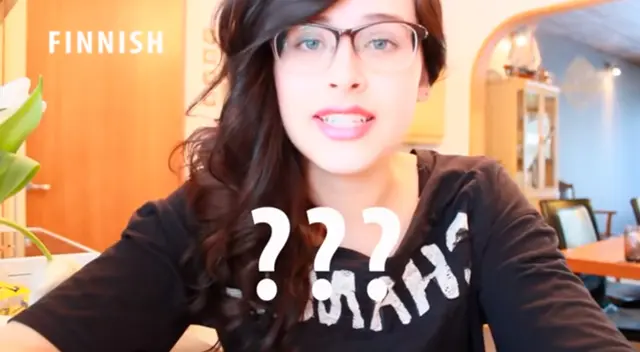 En 2014, una joven imita muy bien los acentos de idiomas pero no dice nada con sentido. En 2014, una joven imita muy bien los acentos de idiomas pero no dice nada con sentido.