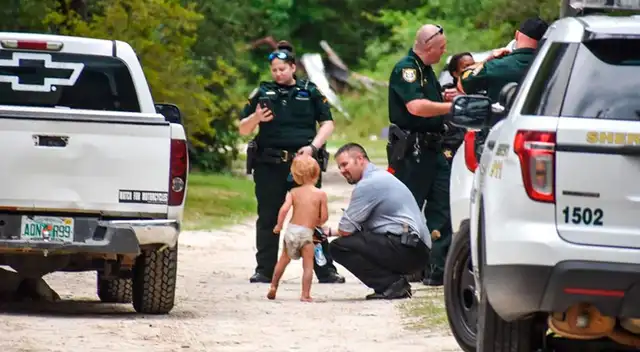 El menor fue encontrado junto a dos perros que se encargaron de cuidarlo. El menor fue encontrado junto a dos perros que se encargaron de cuidarlo.