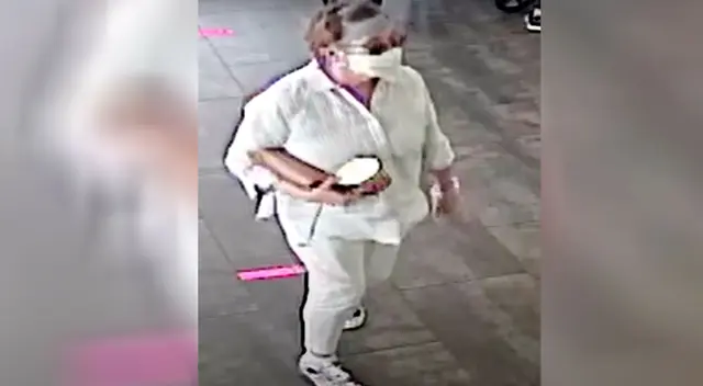 La mujer ya está siendo buscada por la policía de Estados Unidos. La mujer ya está siendo buscada por la policía de Estados Unidos.
