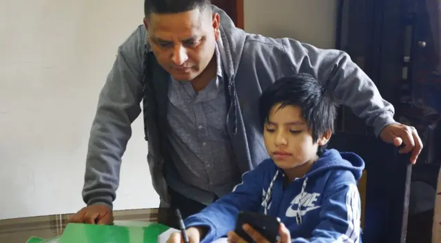 Los padres son el apoyo más importante para los escolares durante las clases virtuales de Aprendo en casa