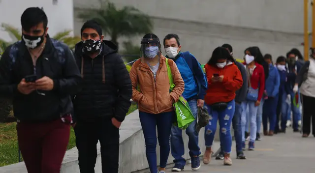 Hasta dos horas esperan en Mega Plaza para comprar cervezas, televisores 4K y gaseosas. Hasta dos horas esperan en Mega Plaza para comprar cervezas, televisores 4K y gaseosas.