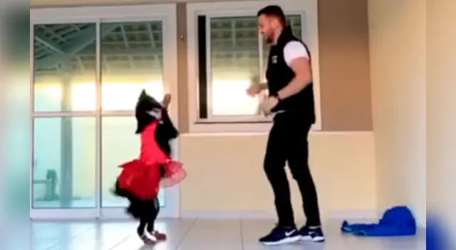 La divertida escena causó la risa de miles de usuarios redes sociales.