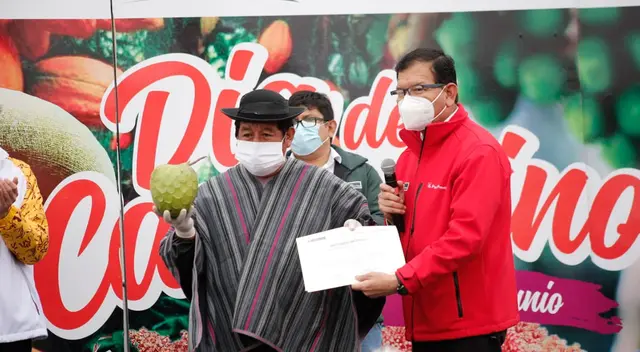Ministro de Agricultura y Riesgo, Jorge Montenegro entrega reconocimiento a uno de los agricultores por el Día del Campesino.