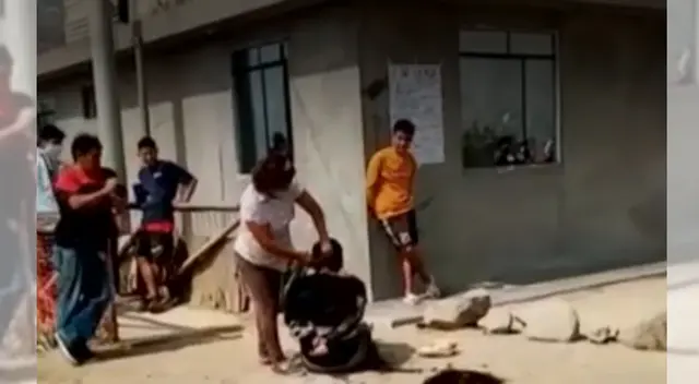 Vecinos casi lincha a mujer que entró a robar en vivienda de Ate Vitarte. Vecinos casi lincha a mujer que entró a robar en vivienda de Ate Vitarte.