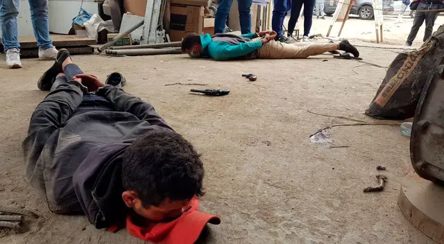 Ederson Márquez Dominguez y Gabriel Torres Torres, ambos de 18 años, ingresaron al establecimiento de distribución de este material con intensión de robar 8 mil soles. Ederson Márquez Dominguez y Gabriel Torres Torres, ambos de 18 años, ingresaron al establecimiento de distribución de este material con intensión de robar 8 mil soles.