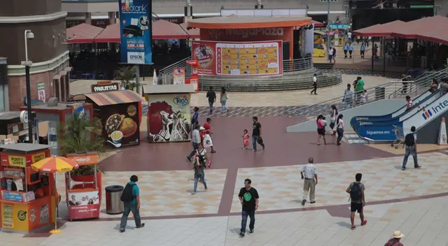 Centros comerciales piden abrir domingos por excesiva demanda de clientes.