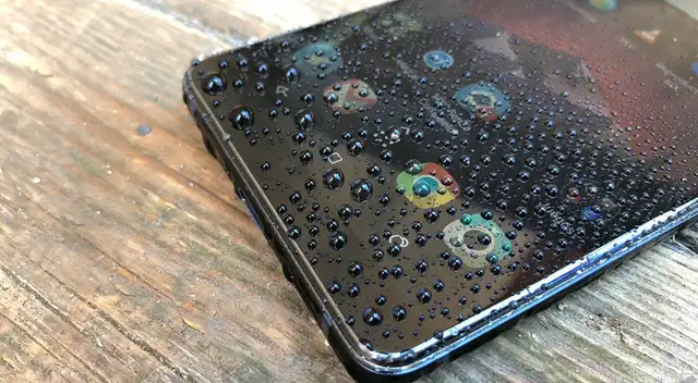 Consejos prácticos para reducir daños en un celular mojado.