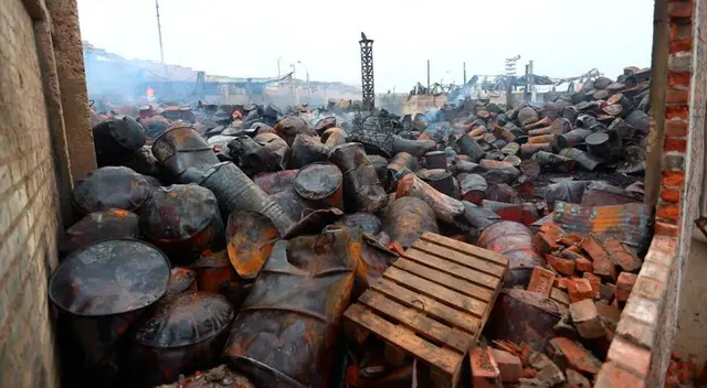 Barriles de pinturas fueron consumidos por las llamas