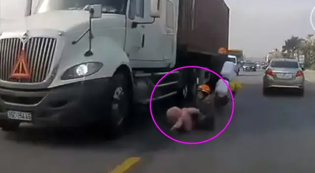 La madre de la niña reaccionó en el momento exacto en que su hija estaba por ser atropellada. La madre de la niña reaccionó en el momento exacto en que su hija estaba por ser atropellada.