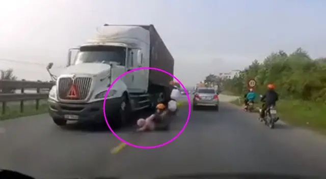 La madre de la niña reaccionó en el momento exacto en que su hija estaba por ser atropellada. La madre de la niña reaccionó en el momento exacto en que su hija estaba por ser atropellada.