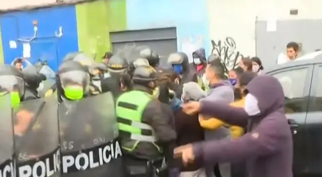 Ambulantes se enfrentaron a fiscalizadores de La Victoria.