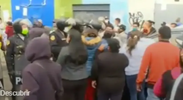 Ambulantes se enfrentaron a fiscalizadores de La Victoria.