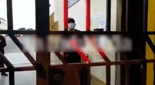 Los vigilantes se negaban en todo momento a abrir las puertas del centro de salud, aduciendo que era entrada exclusivamente para pacientes COVID-19, sin brindar alguna orientación frente a lo que venía sucediendo. Los vigilantes se negaban en todo momento a abrir las puertas del centro de salud, aduciendo que era entrada exclusivamente para pacientes COVID-19, sin brindar alguna orientación frente a lo que venía sucediendo.