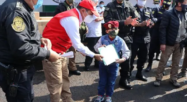 Niños trujillanos rinden homenaje a policías.