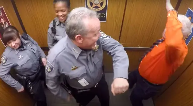 Instalan cámara oculta y graba cómo se divierten unos policías Instalan cámara oculta y graba cómo se divierten unos policías