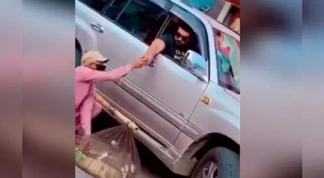 La buena acción del hombre fue aplaudido en las redes sociales. La buena acción del hombre fue aplaudido en las redes sociales.