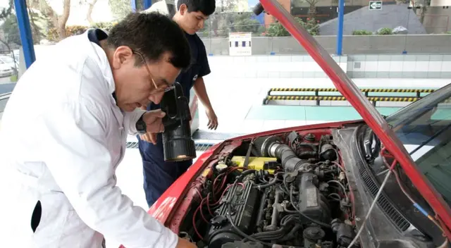 Una larga fila de vehículos, entre buses de carga y de transporte público, se alineó desde esta madrugada en el Callao Una larga fila de vehículos, entre buses de carga y de transporte público, se alineó desde esta madrugada en el Callao
