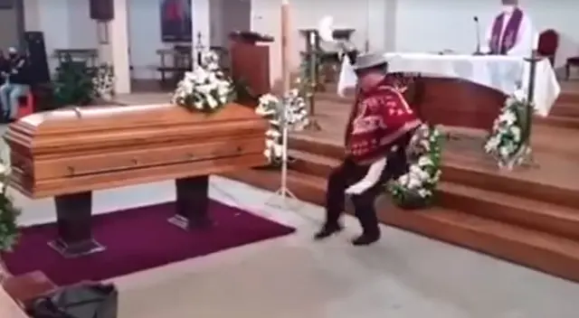 Hombre baila en el funeral de su esposa para cumplir su promesa