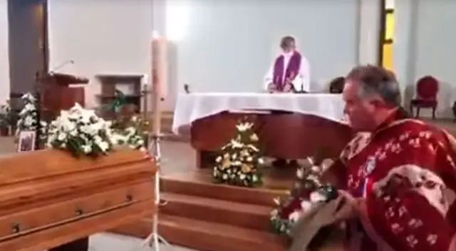 Hombre baila en el funeral de su esposa para cumplir su promesa