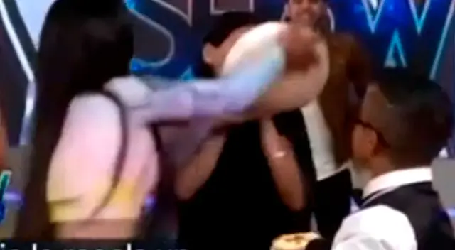 Presentadoras de TV se agarran a “tortazos” durante programa en vivo Presentadoras de TV se agarran a “tortazos” durante programa en vivo