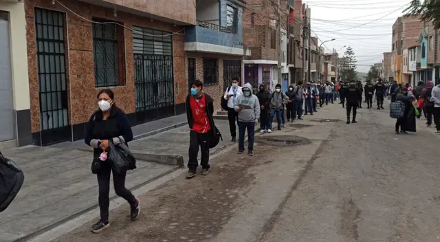 Largas colas en la estación Bayóvar de San Juan de Lurigancho. Largas colas en la estación Bayóvar de San Juan de Lurigancho.