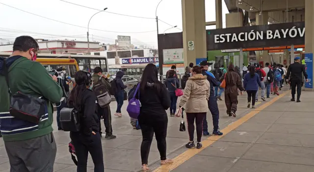 Largas colas en la estación Bayóvar de San Juan de Lurigancho. Largas colas en la estación Bayóvar de San Juan de Lurigancho.
