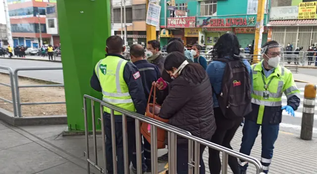 Largas colas en la estación Bayóvar de San Juan de Lurigancho. Largas colas en la estación Bayóvar de San Juan de Lurigancho.