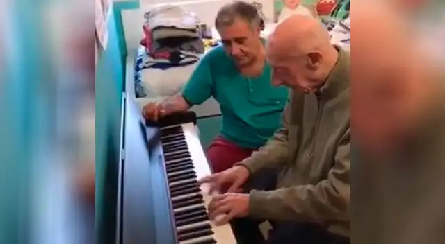 Abuelito con alzheimer toca el piano y conmueve a todos