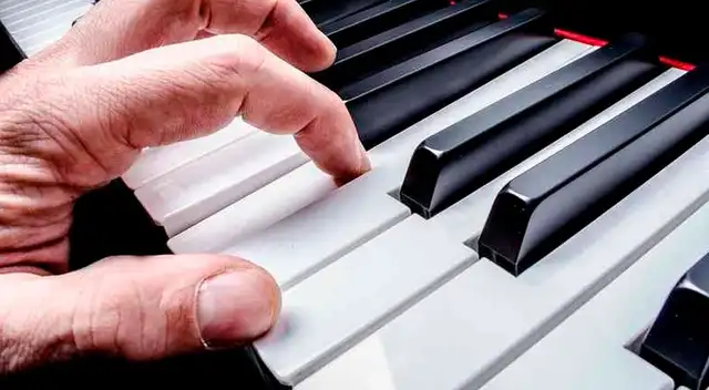 Abuelito con alzheimer toca el piano y conmueve a todos