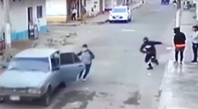 Delincuentes a bordo de auto plomo atemorizan las calles de Comas. Delincuentes a bordo de auto plomo atemorizan las calles de Comas.