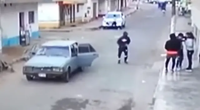 Delincuentes a bordo de auto plomo atemorizan las calles de Comas. Delincuentes a bordo de auto plomo atemorizan las calles de Comas.