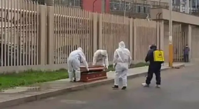 Padre de familia se desploma y fallece a pocos metros de hospital. Padre de familia se desploma y fallece a pocos metros de hospital.