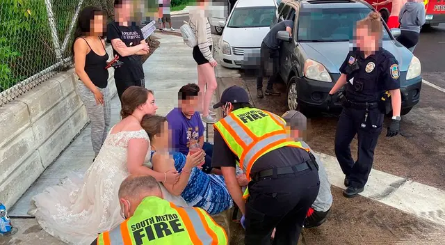 Enfermera vestida de novia auxilió a víctima de un accidente con su vestido de bodas Enfermera vestida de novia auxilió a víctima de un accidente con su vestido de bodas