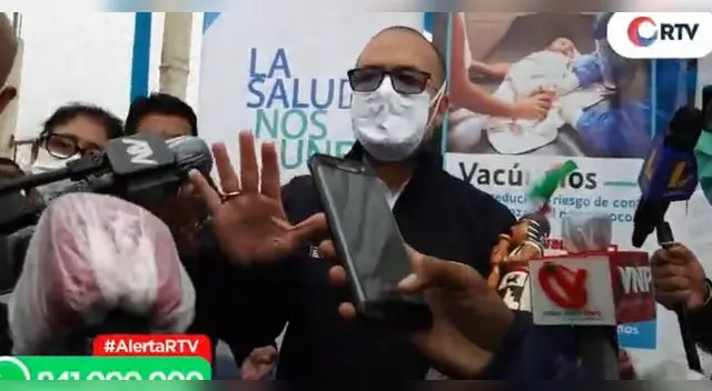 El ministro dijo que los periodistas estaban violando la norma. El ministro dijo que los periodistas estaban violando la norma.