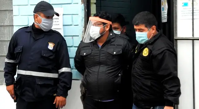 Vecinos de la zona señalaron que este centro viene operando hace varios días atendiendo a diversas especialidades, incluso a pacientes con coronavirus. Vecinos de la zona señalaron que este centro viene operando hace varios días atendiendo a diversas especialidades, incluso a pacientes con coronavirus.