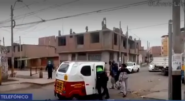 Raúl Benavenete Chura utilizó la fuerza para no ser intervenido por el suboficial, quien introdujo medio cuerpo en el vehículo menor y agarrarse del timón para evitar caer a la pista. Raúl Benavenete Chura utilizó la fuerza para no ser intervenido por el suboficial, quien introdujo medio cuerpo en el vehículo menor y agarrarse del timón para evitar caer a la pista.