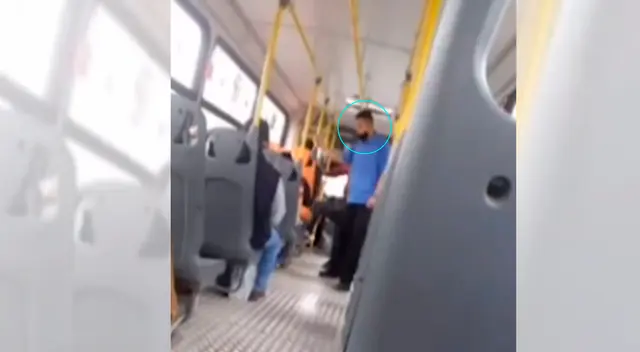 Cobrador de bus incumple con los protocolos de bioseguridad.