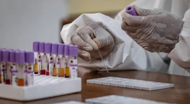 La nueva cepa del coronavirus es de tres a nueve veces más infecciosa.