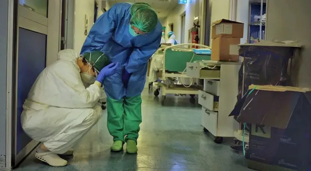 Personal médico tiene que lavar sus equipos de protección para reusarlos. Foto referencial. Personal médico tiene que lavar sus equipos de protección para reusarlos. Foto referencial.