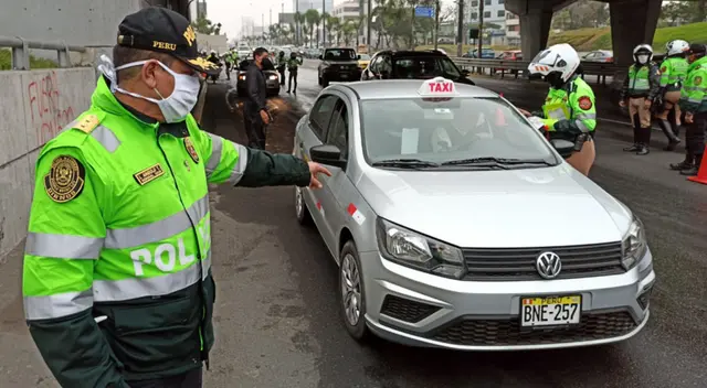 PNP realiza operativo para prevenir el COVID-19. PNP realiza operativo para prevenir el COVID-19.