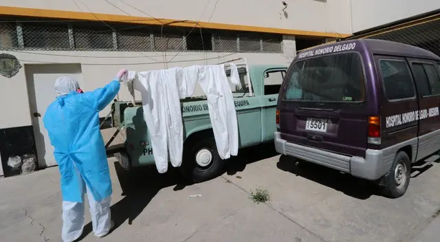 Personal médico tiene que lavar sus equipos de protección para reusarlos. Personal médico tiene que lavar sus equipos de protección para reusarlos.