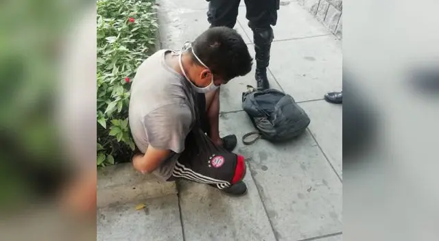 Presunto ladrón fue hallado con tapas de aros, logotipos de autos,  entre otros accesorios.