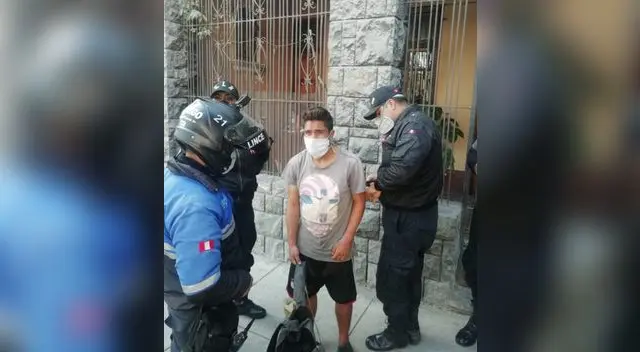 Presunto ladrón fue hallado con tapas de aros, logotipos de autos,  entre otros accesorios.