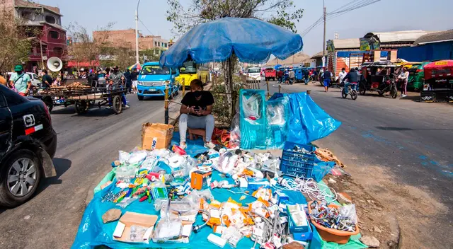 Muchos ambulantes se ubicaron en el medio de la avenida principal, obligando a las personas a caminar por la pista para adquirir sus productos. Muchos ambulantes se ubicaron en el medio de la avenida principal, obligando a las personas a caminar por la pista para adquirir sus productos.