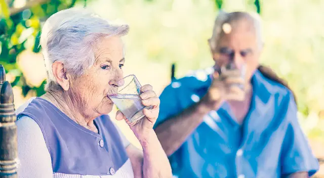 Cuidemos a nuestros padres y abuelos así como ellos nos cuidaron. Cuidemos a nuestros padres y abuelos así como ellos nos cuidaron.